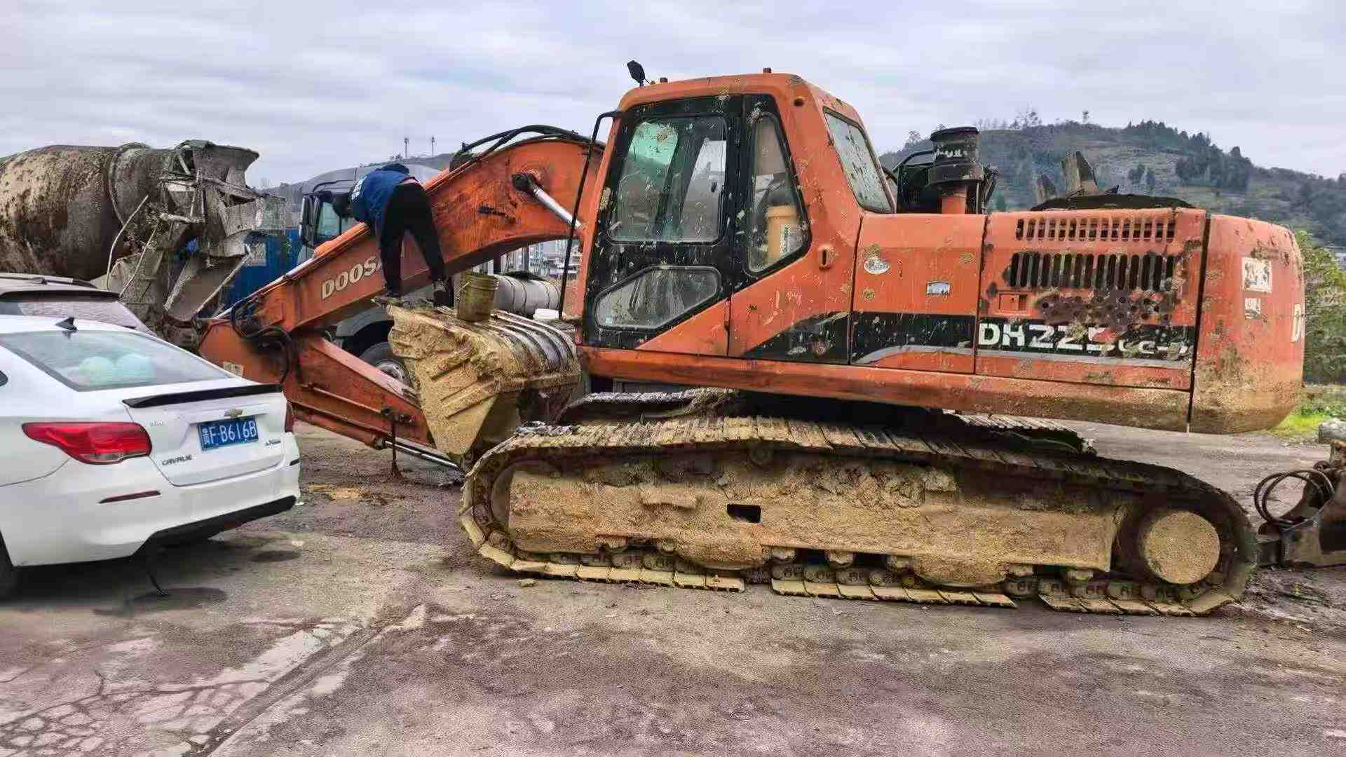 Buy Doosan DH220 Used Excavator / 3 Used Doosan DH220 Excavator 2016 Model / 3