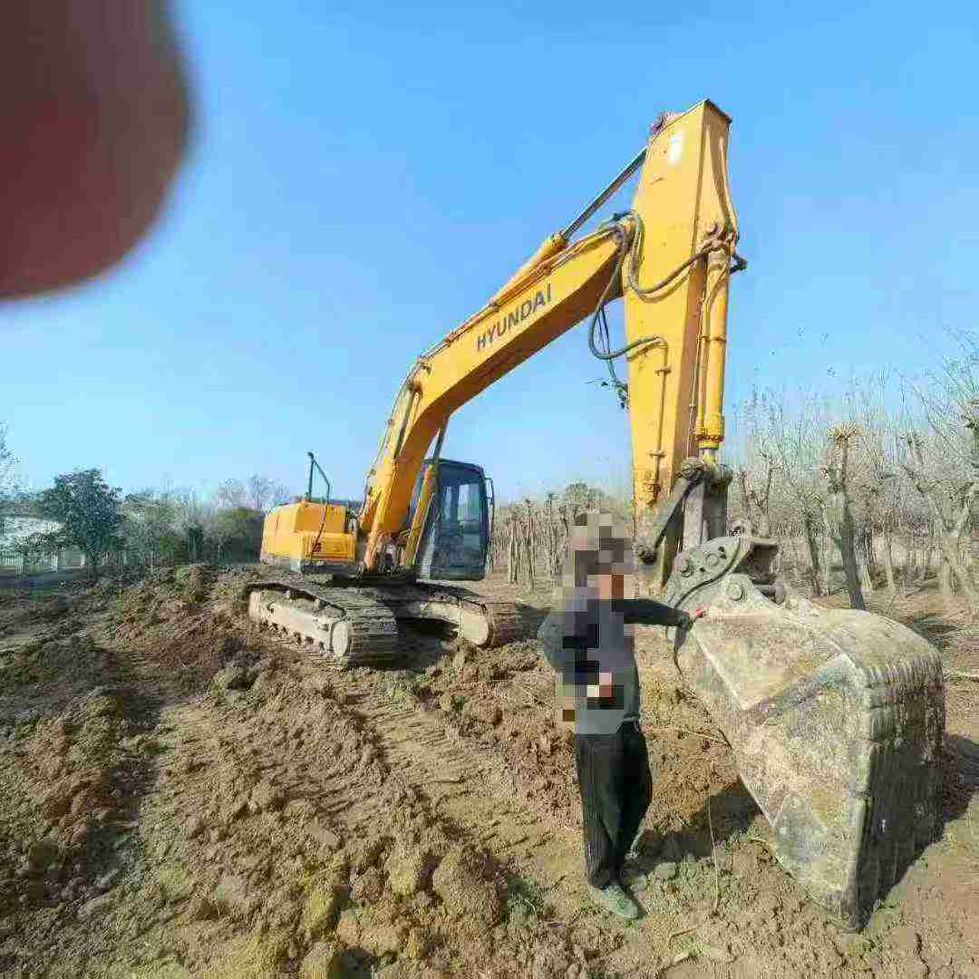 Used Hyundai R215VSN Excavator 2016 Model / 3