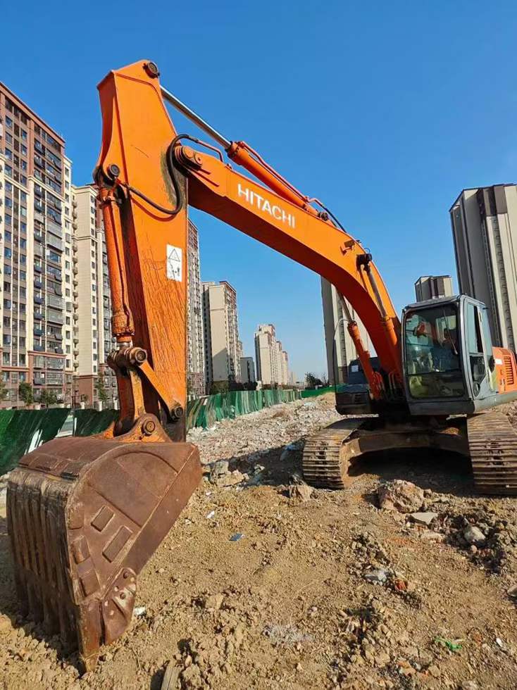 Used Hitachi ZX210LC-3 Excavator 2016 Model / 3