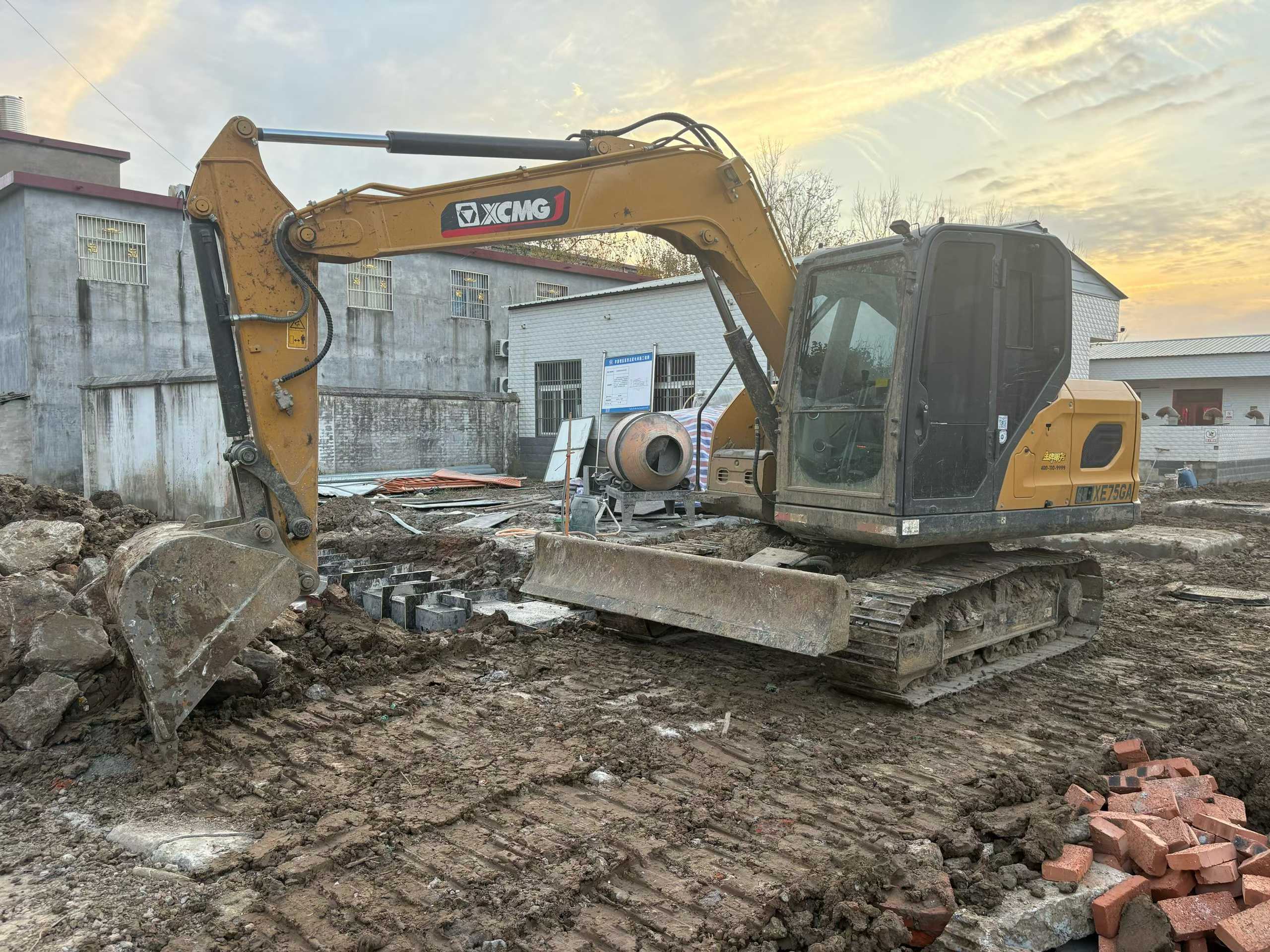 Used XCMG XE75WD Excavator 2025 Model / 4