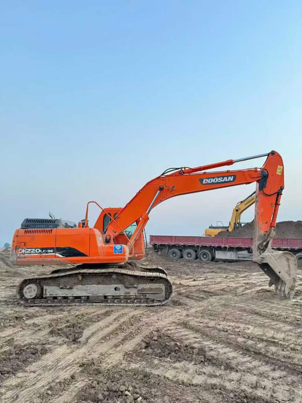 Buy Doosan DH220 Used Excavator / 4 Used Doosan DH220 Excavator 2014 Model / 4