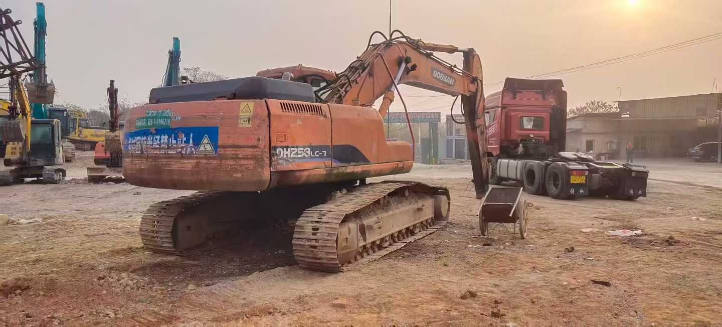 Buy Doosan DH258-7 Used Excavator / 1