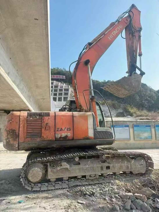 Buy Hitachi ZAXIS200 Used Excavator / 1
