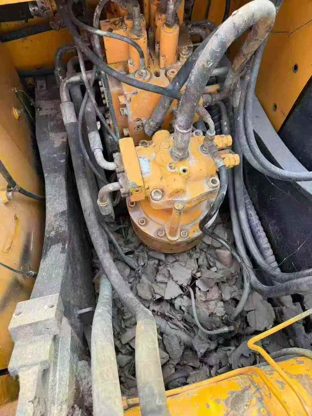 Used Hyundai R215-7 Excavator 2010 Model / 4