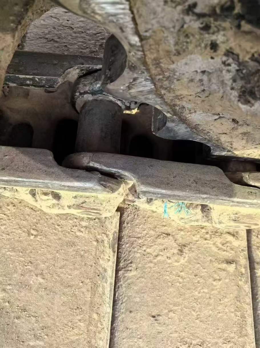 Used Komatsu PC200 Excavator 2014 Model / 4