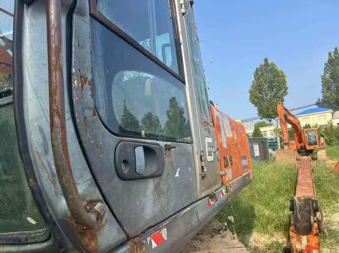 Used Hitachi ZX240-3 Excavator 2011 Model / 7