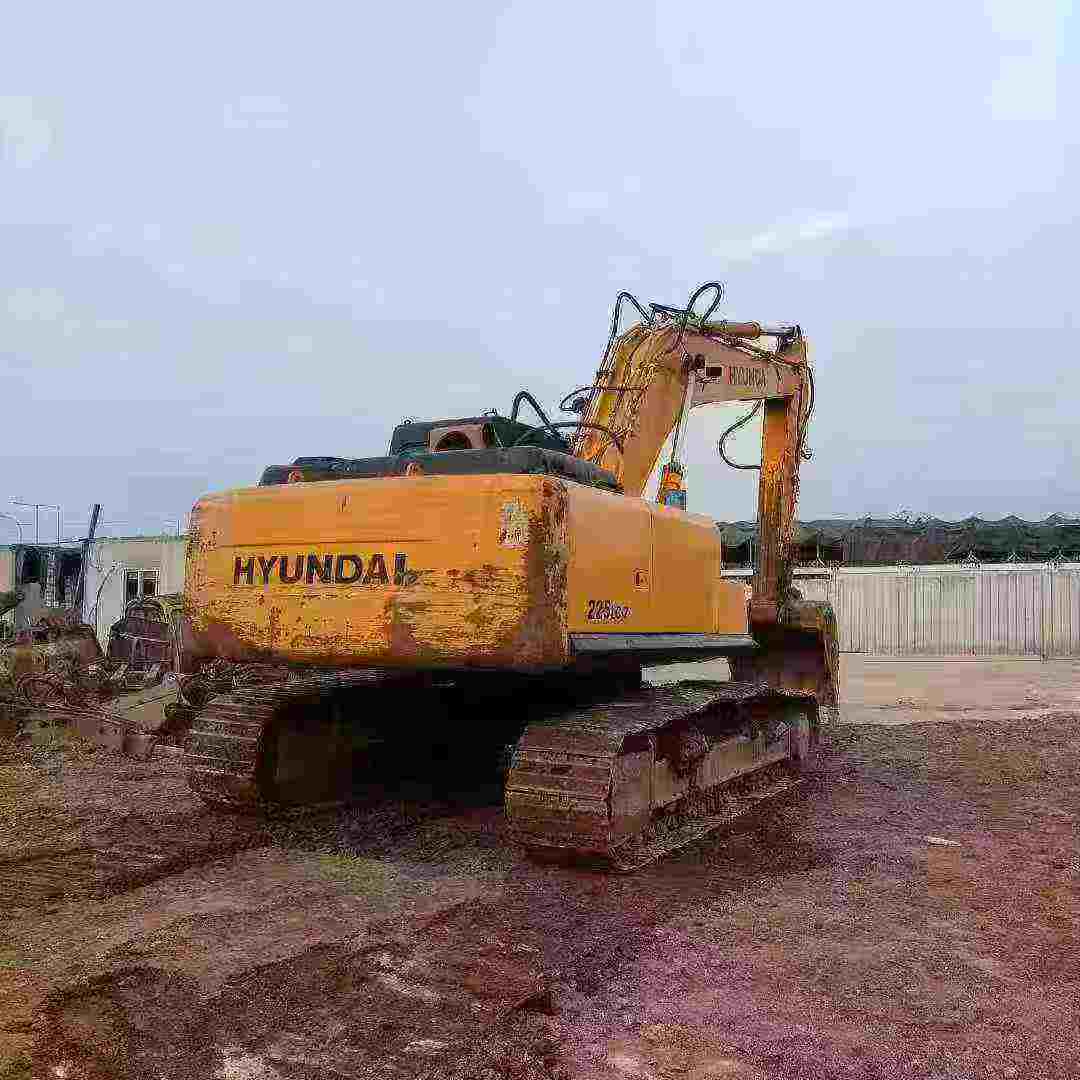 Used Hyundai R225-7 Excavator 2014 Model / 7