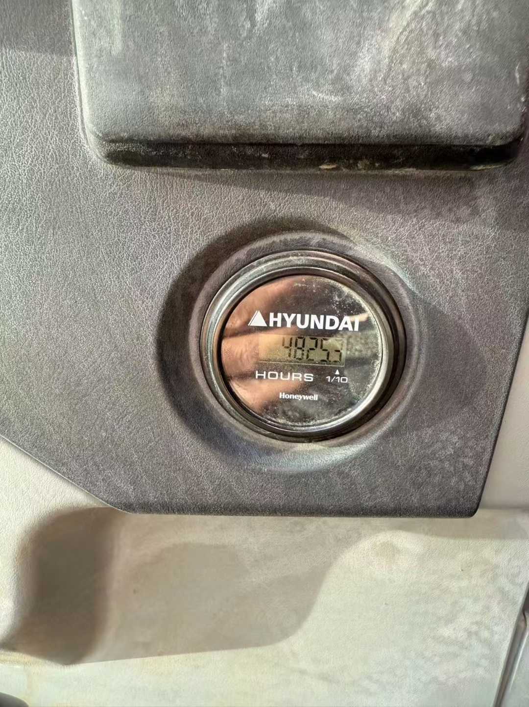 Used Hyundai R215VS Excavator 2016 Model / 8