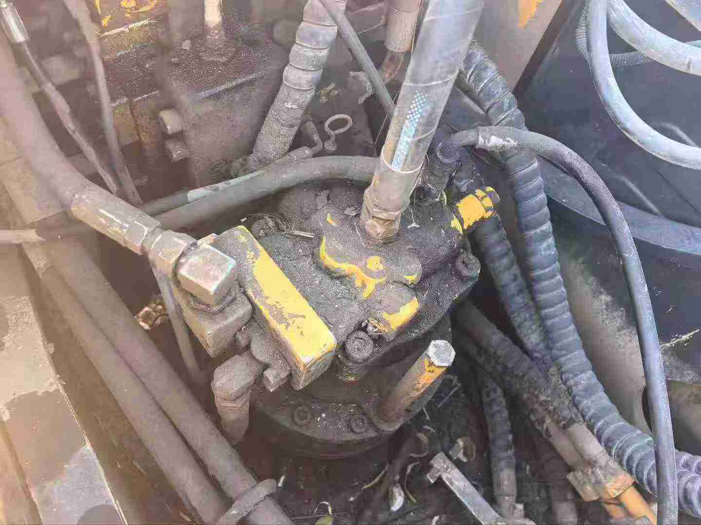 Used Hyundai R225-7 Excavator 2010 Model / 7