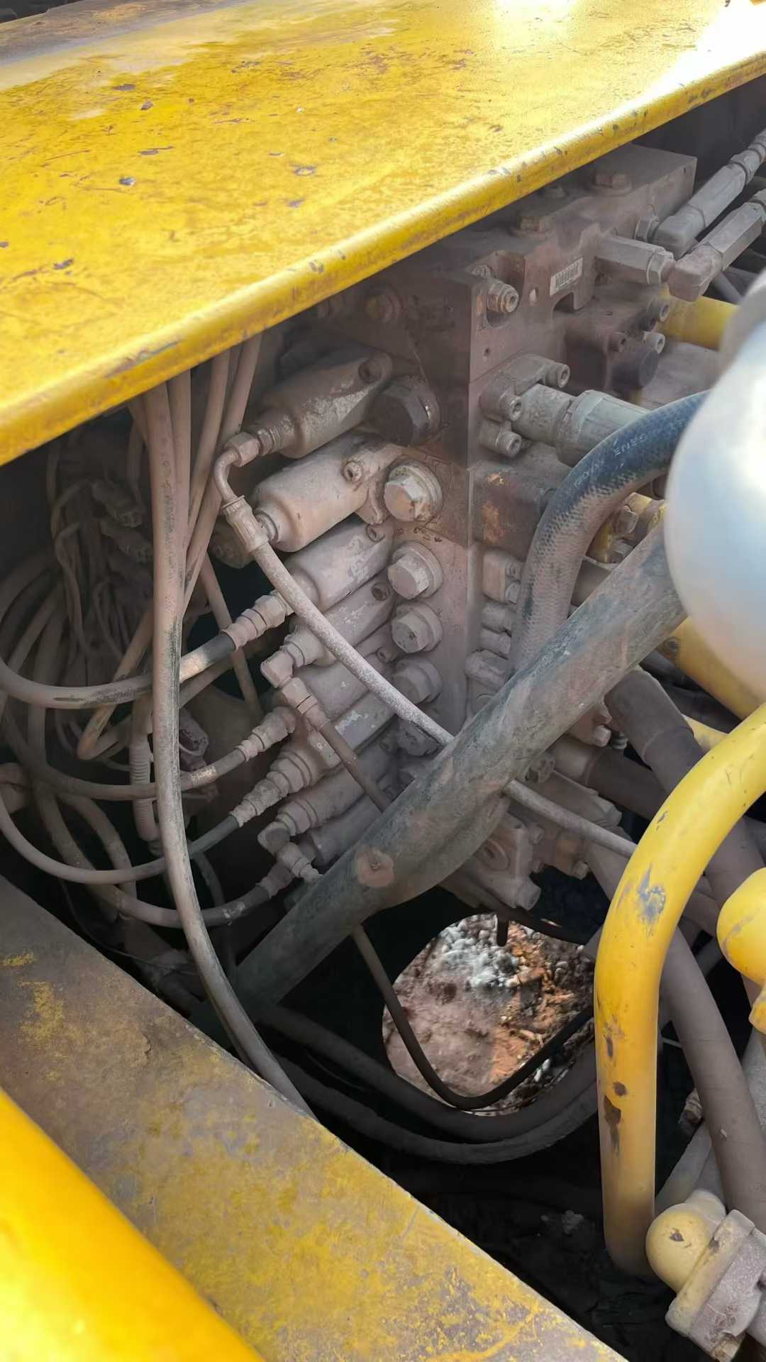 Used Komatsu WA320 Excavator 2016 Model / 3