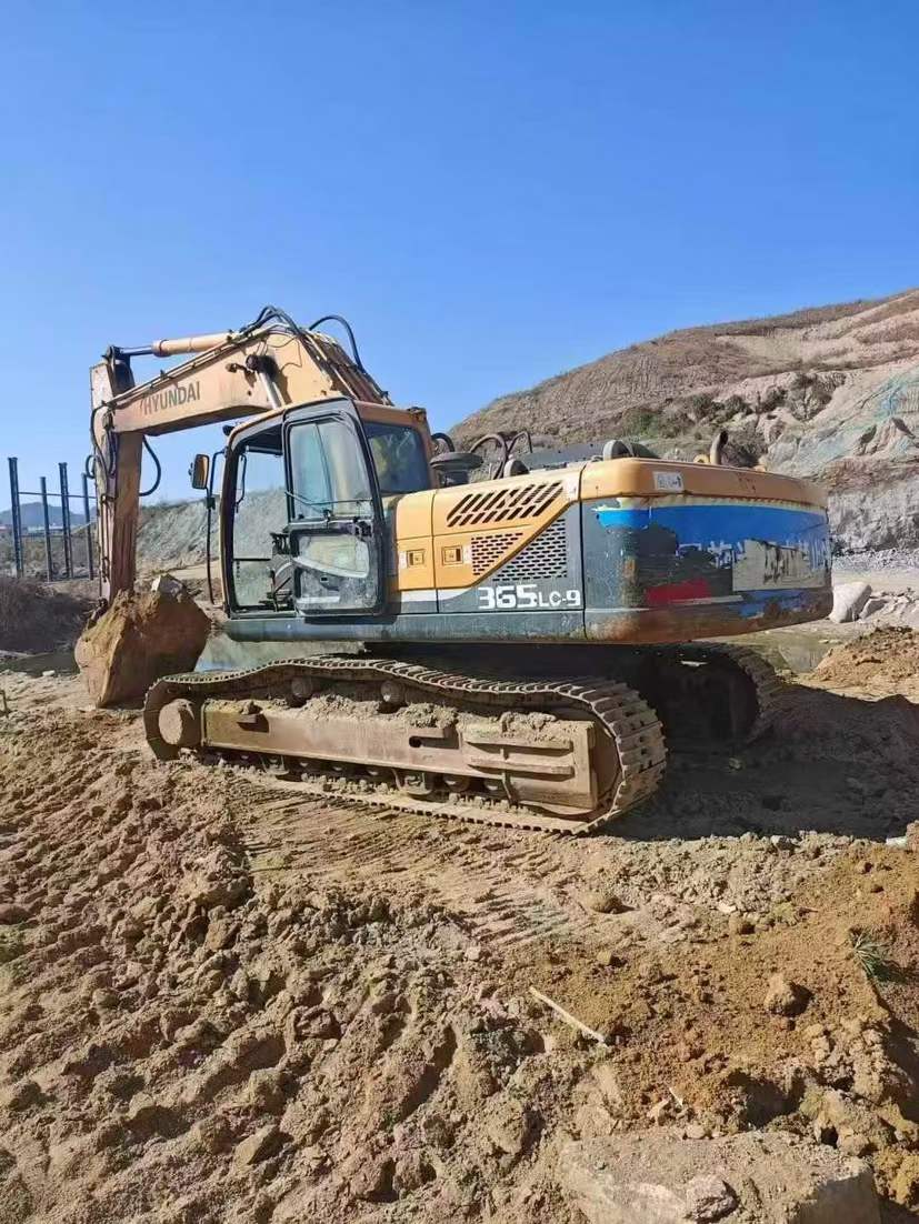 Used Hyundai R335LC-9T Excavator 2016 Model / 9